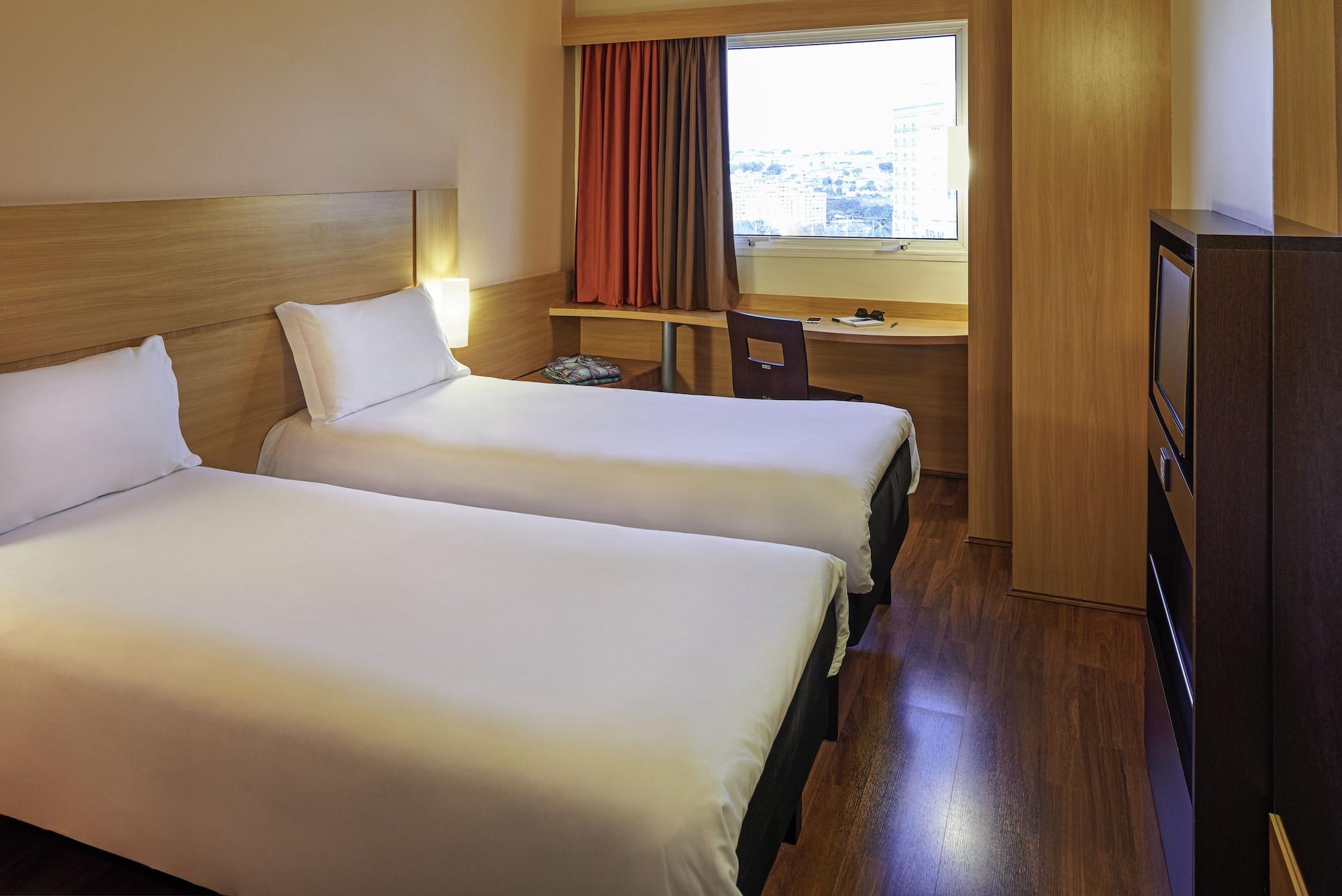 Ibis Paris La Defense Esplanade Hotel