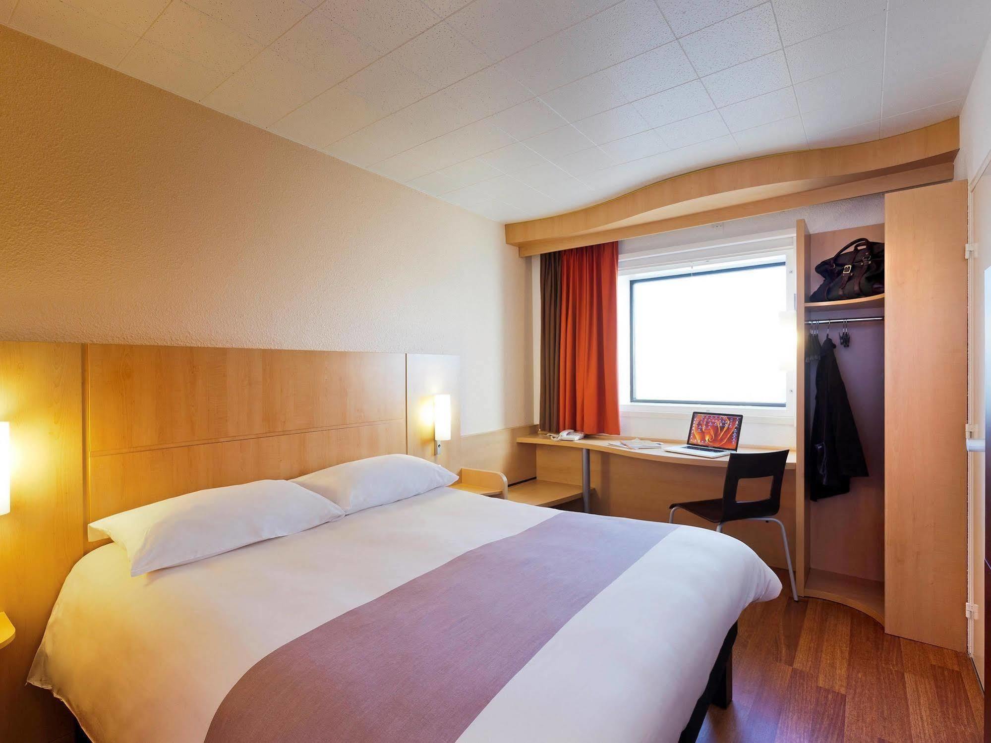 Ibis Paris La Defense Esplanade Hotel 3*